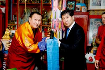 Хамбо лама Дамба Аюшеев дарит подарок премьер-министру Монголии