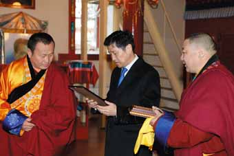 Премьер-министр Монголии Сухбатарын Батболд готовится вручить орден Хамбо ламе Итигэлову